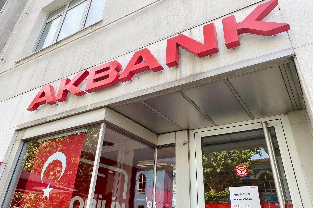 AKbank acil para arayanlara, Akbank Direkt uygulamasından 75000 TL ödeyeceğini açıkladı